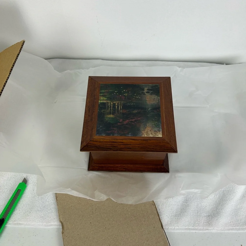 Avon NOS VTG 2003 Thomas Kinkade Gazebo Garden of Prayer Mirrored Jewelry Box